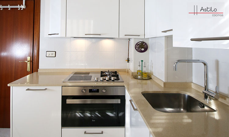 Cocina con encimera silestone en Zaragoza